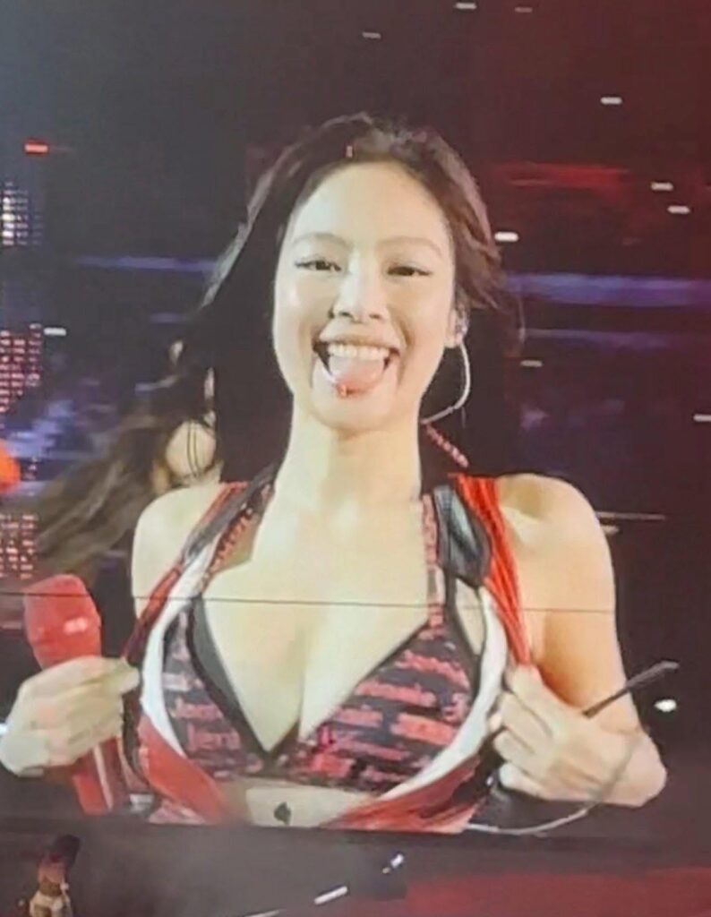 200714 Jennie🫦🫦