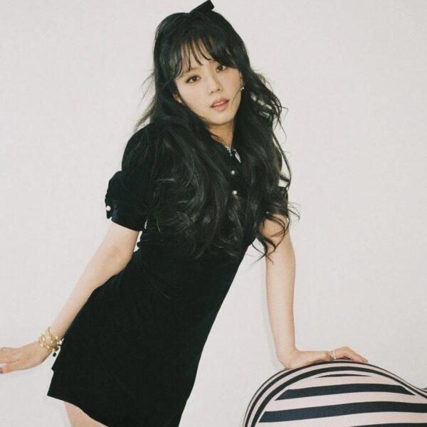 Jisoo is scarred of big male dogs,but one day she decides that she wants to overcome that fear,she goes to search on street for stray dogs , after some time , she found a pair of stray dogs , around 3-4, and she leash them and take them home
