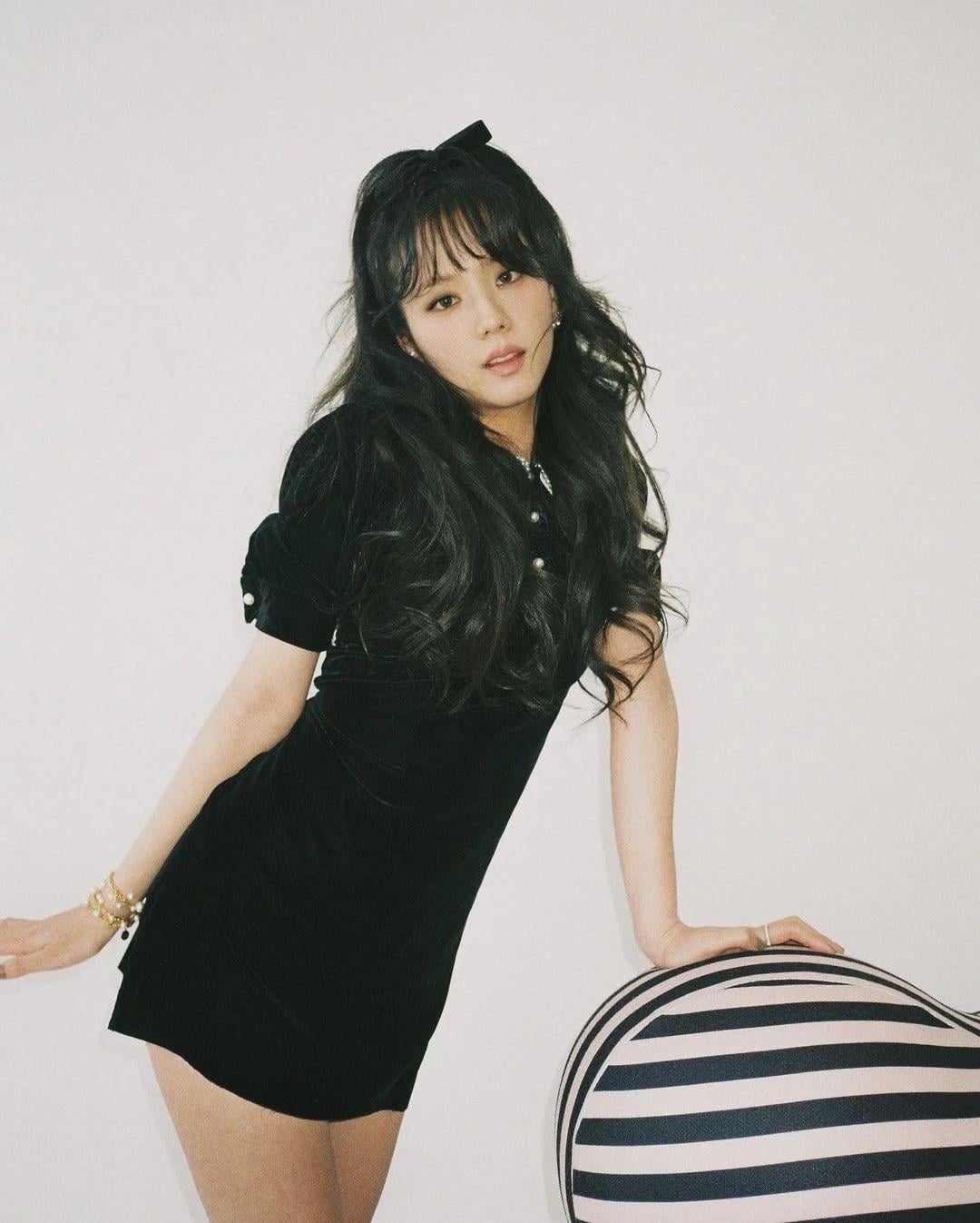Jisoo is scarred of big male dogs,but one day she decides that she wants to overcome that fear,she goes to search on street for stray dogs , after some time , she found a pair of stray dogs , around 3-4, and she leash them and take them home