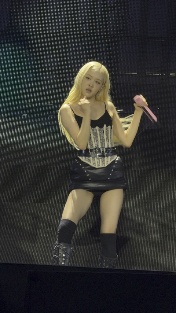 Rosé’s dance is hypnotic… can’t stop watching her moves at the BLACKPINK Deadline World Tour 🌹