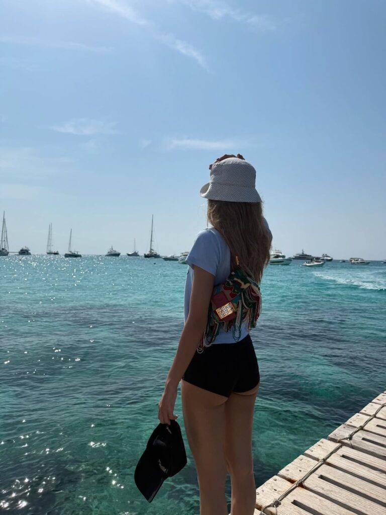 250830 Lisa IG update - 'Vitamin sea, SPF 50, Euro summer, beach mode'
