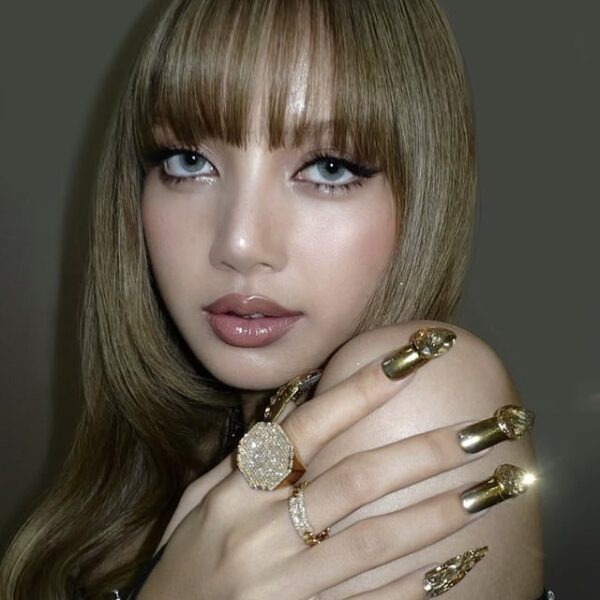 250806 Lisa’s nails are dripping in gold for the BLACKPINK World Tour 💛