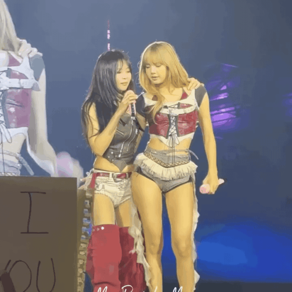 Jennie with Lisa - 250816