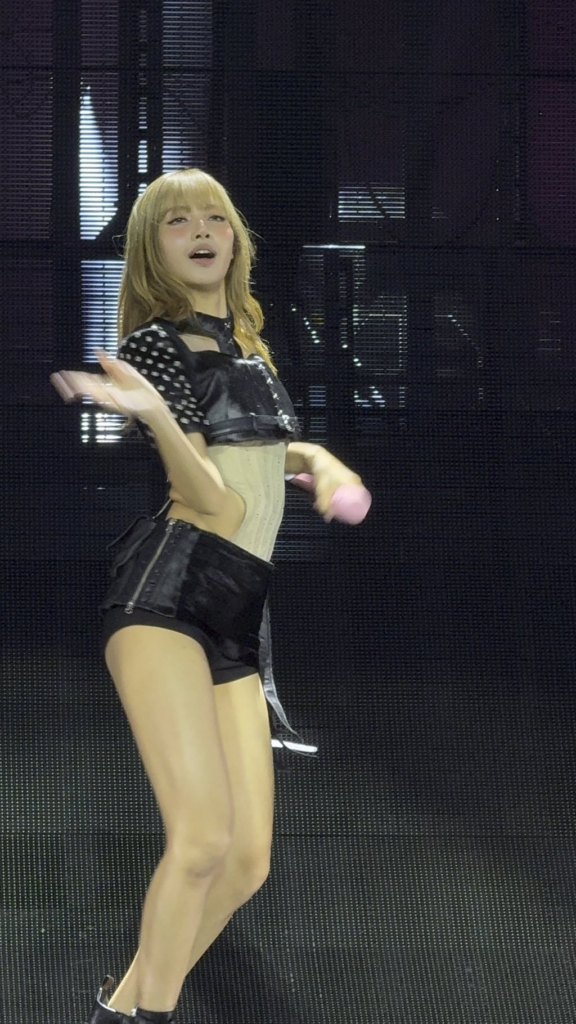 250816 Lisa teaching us how to slay Pink Venom 🔥 | BLACKPINK Deadline World Tour