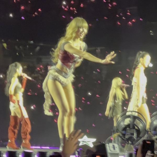 Lisa Points & Winks at Me in the Crowd!