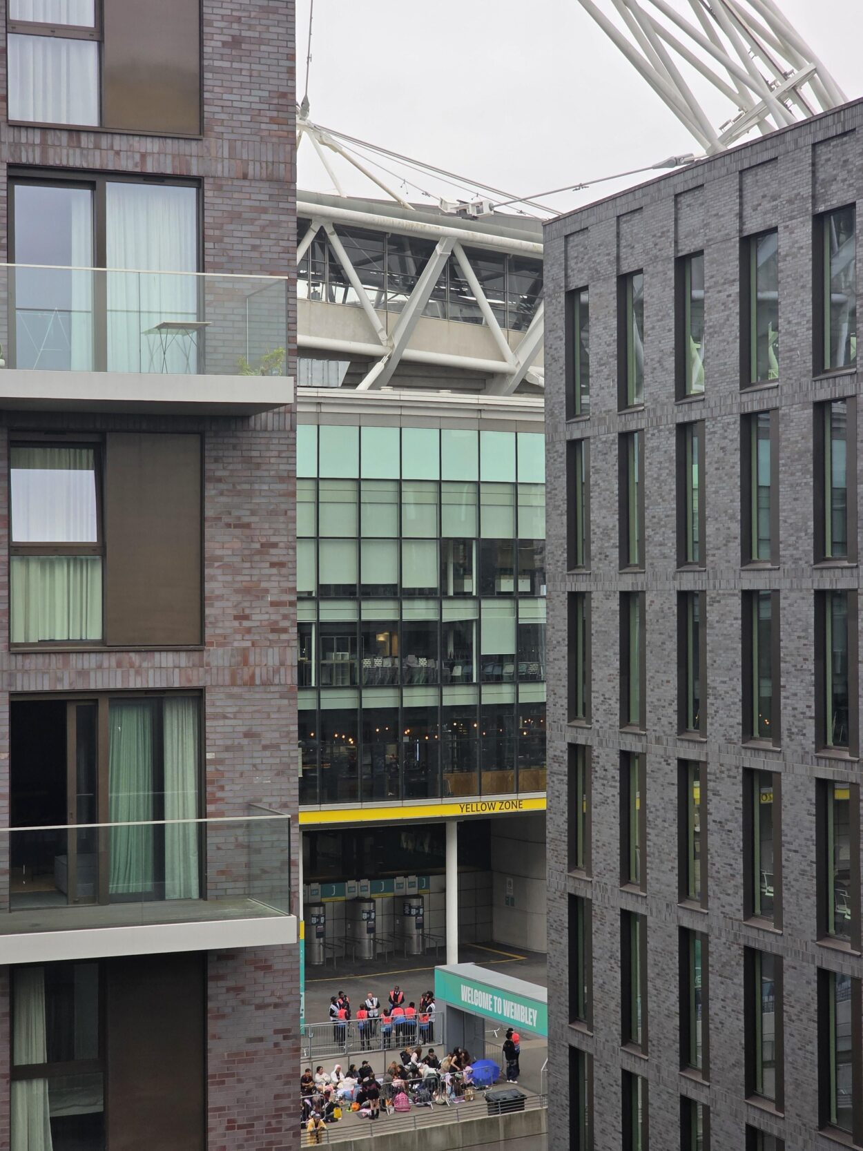 250816 Blinks already queuing at Wembley