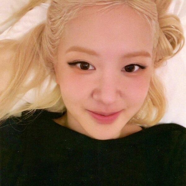 ROSÉ - ‘rosie’ Singapore Exclusive Photocards