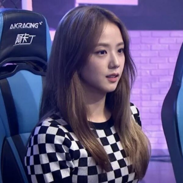 Who think jisoo should make twitch stream?