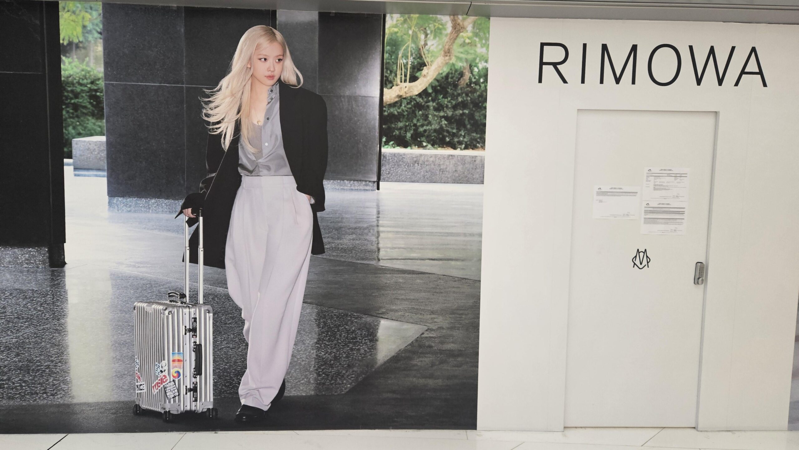 250824 Rosé in Hong Kong airport! 🩷