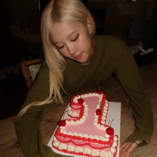 250927 ROSÉ (vampirehollie) IG Updates