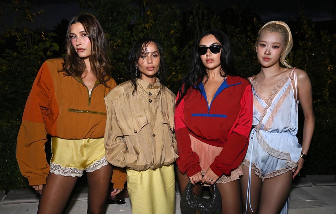 250929 Rosé w/ Charli XCX, Hailey Bieber & Zoë Kravitz @ SAINT LAURENT Paris Fashion Week