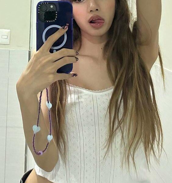 anyone wanna fantasize lisa together while doing “our thing”? 👀🫣