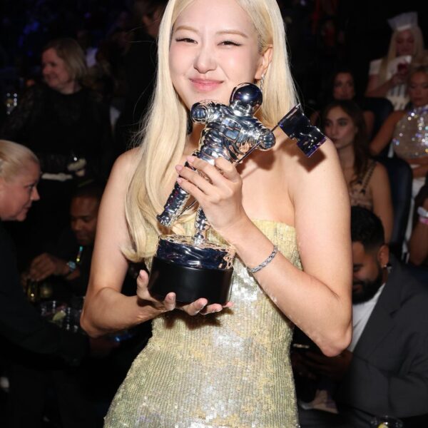 250907 ROSÉ wins SOTY for ‘APT.’ at the 2025 MTV VMAs