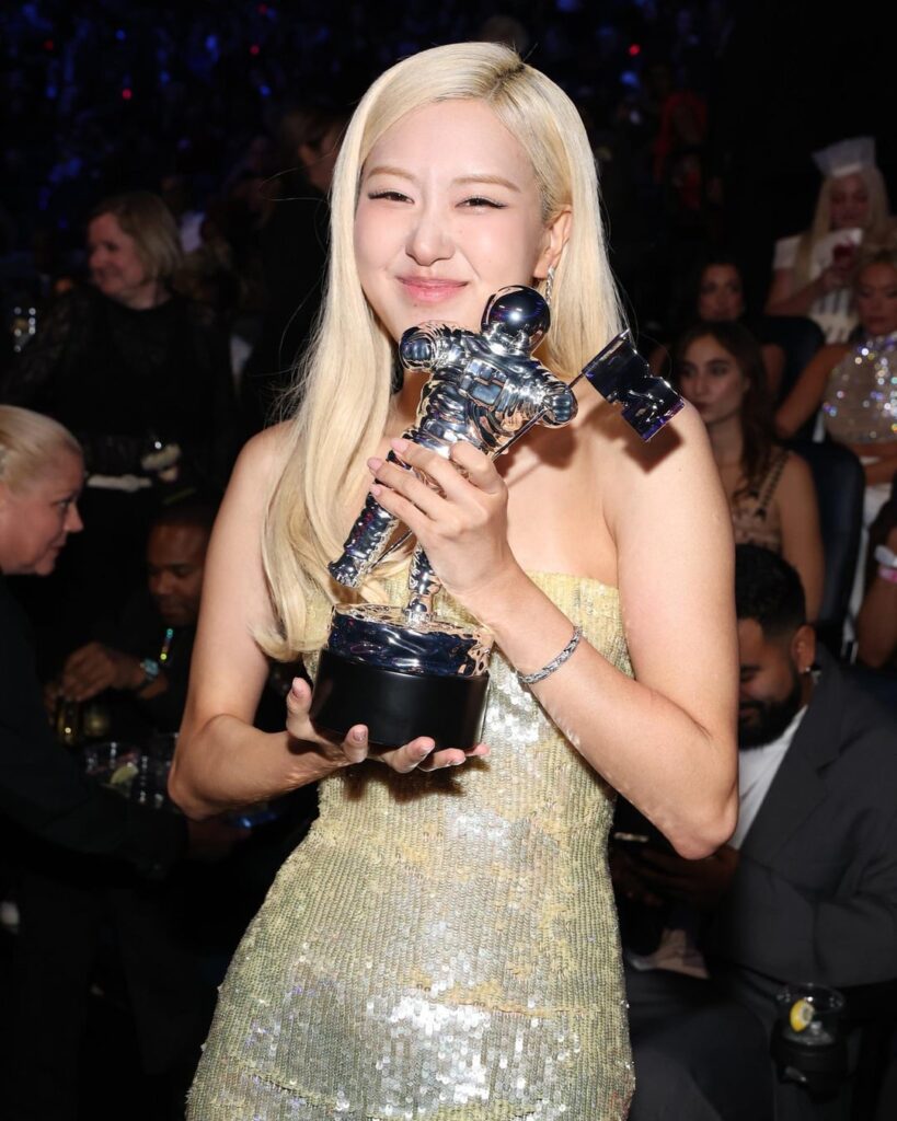 250907 ROSÉ wins SOTY for ‘APT.’ at the 2025 MTV VMAs