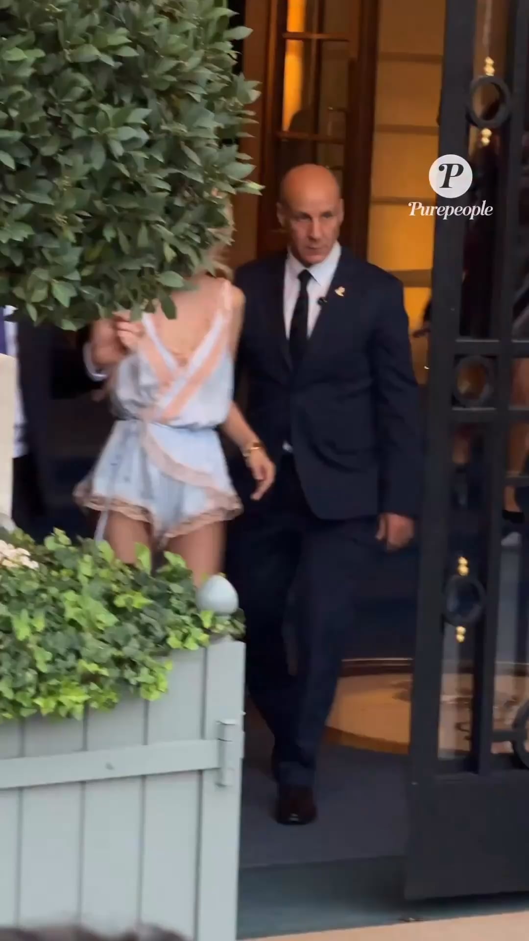 250929 ROSÉ on her way to SAINT LAURENT Paris Fashion Week