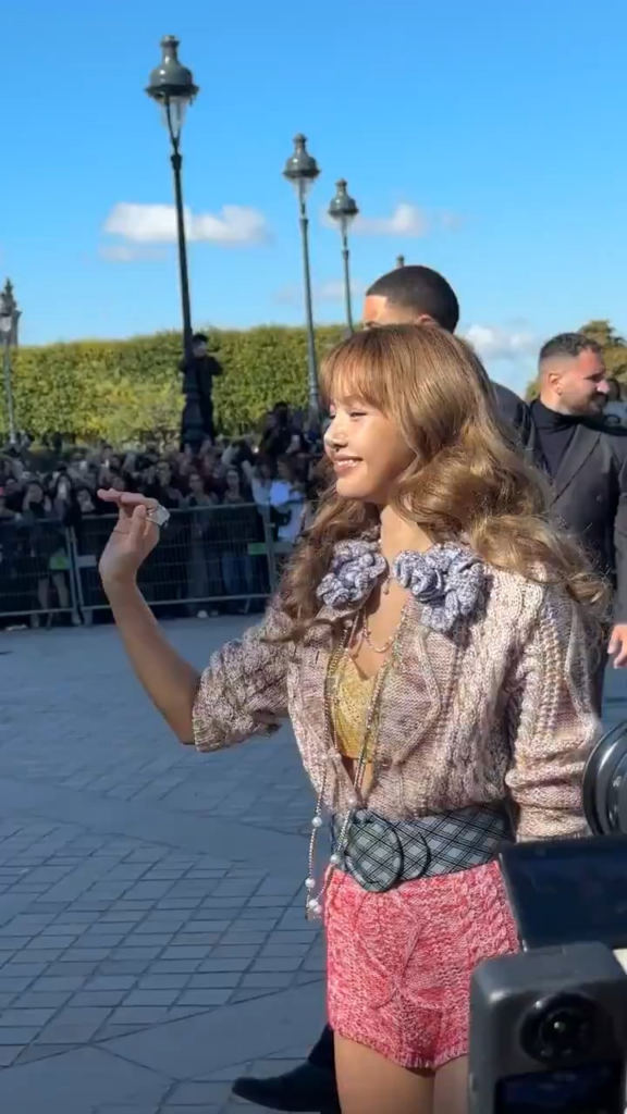 250930 Lisa arrives @ LOUIS VUITTON Paris Fashion Week
