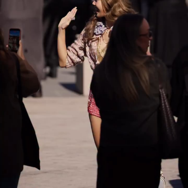 250930 Lisa arrives for Louis Vuitton at the Louvre during Womenswear Spring/Summer 2026 as part of Paris Fashion Week