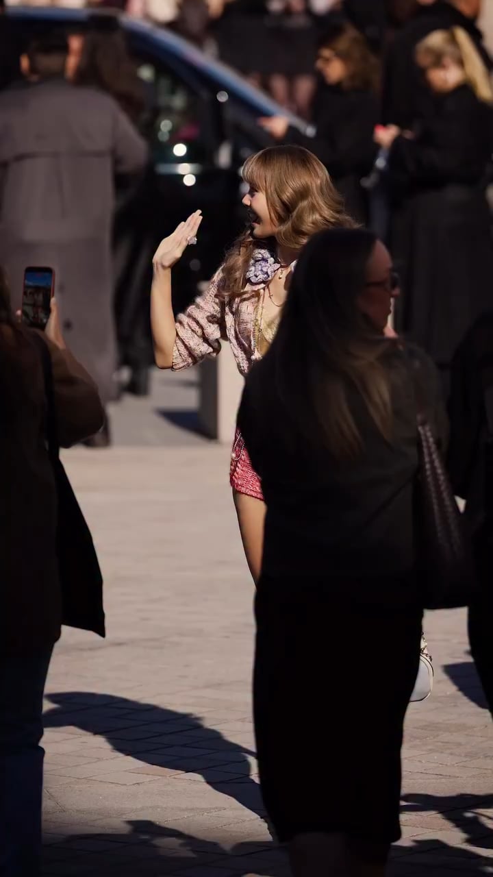 250930 Lisa arrives for Louis Vuitton at the Louvre during Womenswear Spring/Summer 2026 as part of Paris Fashion Week