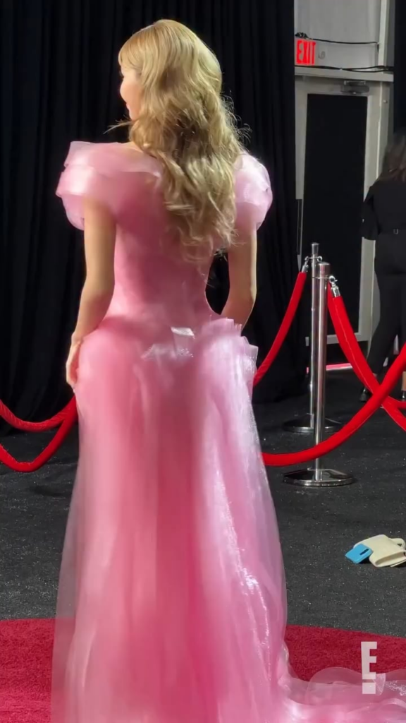 250915 Lisa in the Emmys Glambot is priceless.