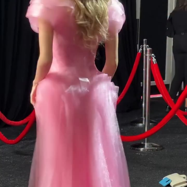 250915 Lisa in the Emmys Glambot is priceless.