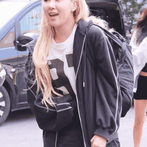 Rosé left Shanghai and is on her way to New York