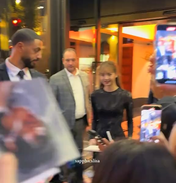 250930 Lisa on her way to LOUIS VUITTON Paris Fashion Week After Party