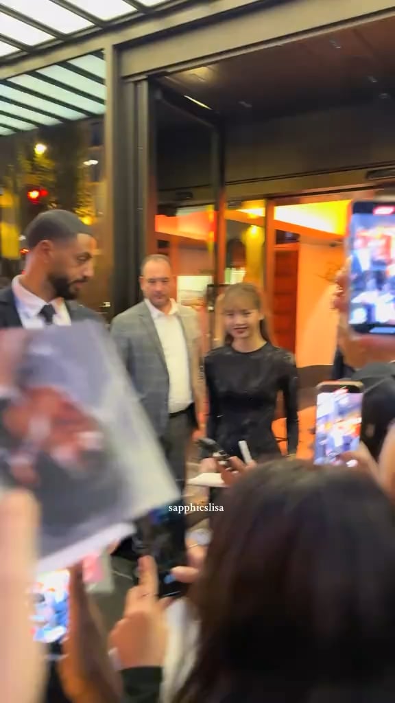 250930 Lisa on her way to LOUIS VUITTON Paris Fashion Week After Party