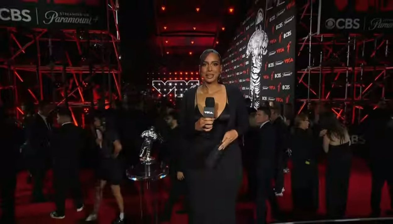 250907 LISA - ‘BORN AGAIN feat. Doja Cat & RAYE’ wins ‘Best K-Pop’ at the 2025 MTV Video Music Awards!