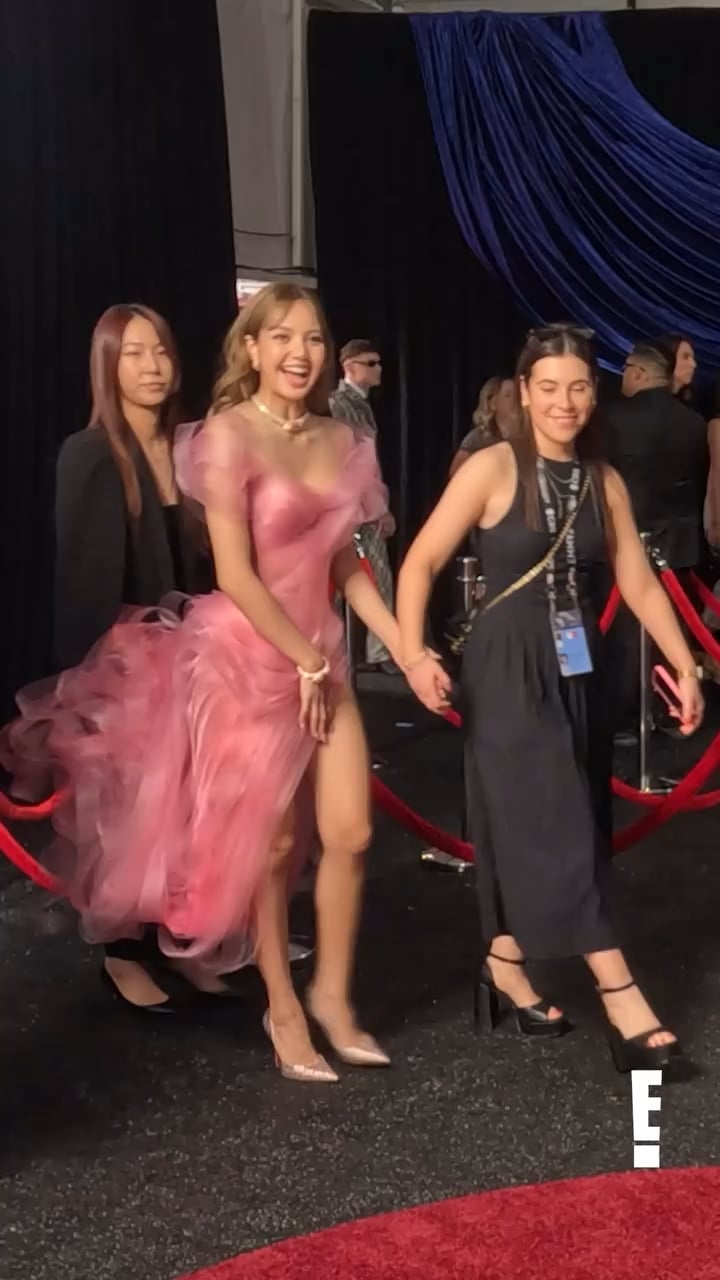 250916 Lisa behind the scenes Glambot at the Emmy awards