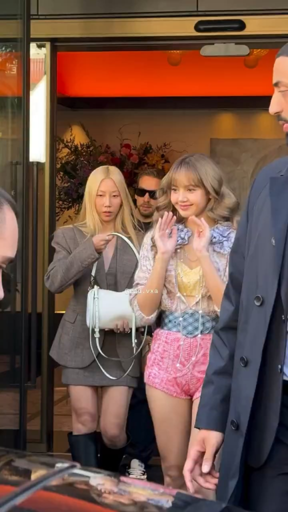 250930 Lisa on her way to LOUIS VUITTON Paris Fashion Week