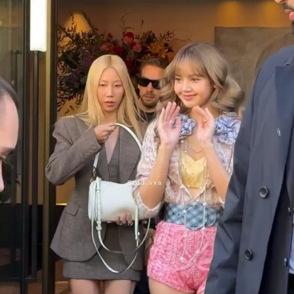 250930 Lisa on her way to LOUIS VUITTON Paris Fashion Week