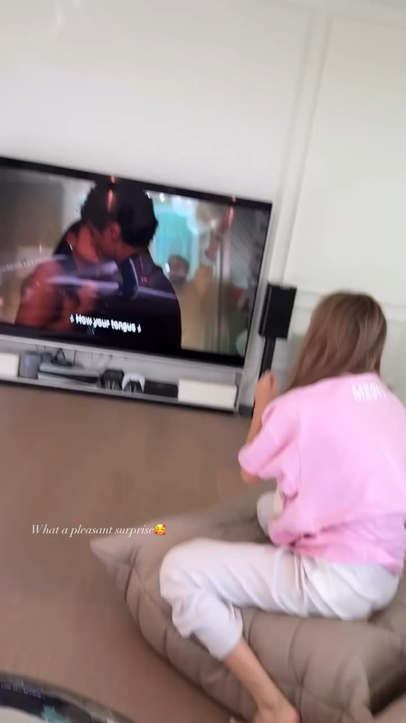 250910 IG: Which show/movie is Lisa watching??
