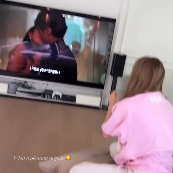 250910 IG: Which show/movie is Lisa watching??