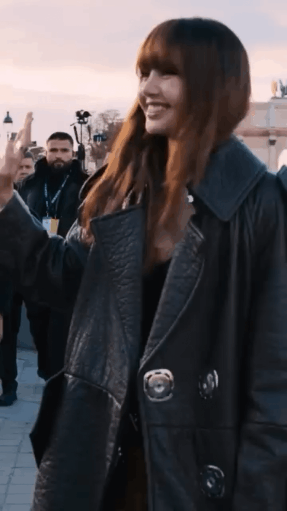 Lisa's smile when meeting fans🤍