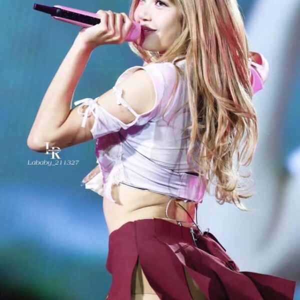 Which hairstle Or colour suits Lisa most?