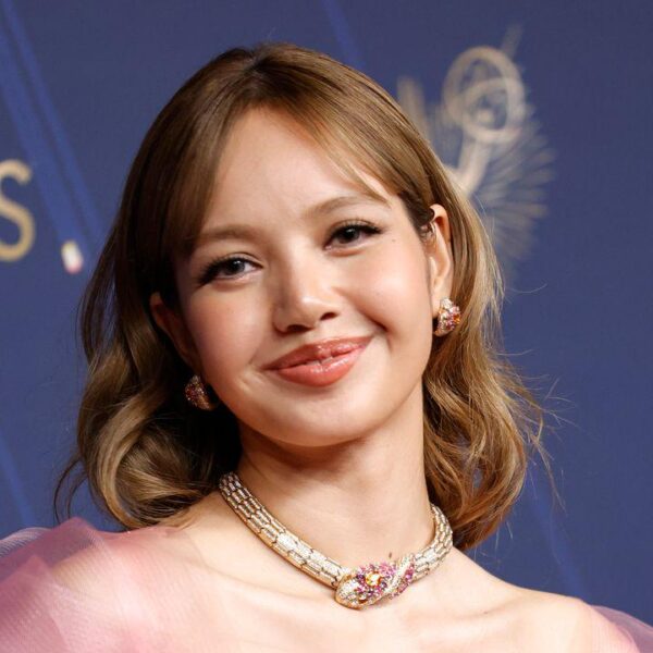 250914 “Lisa Tries Out the Glinda Look at the 2025 Emmys” | Vogue