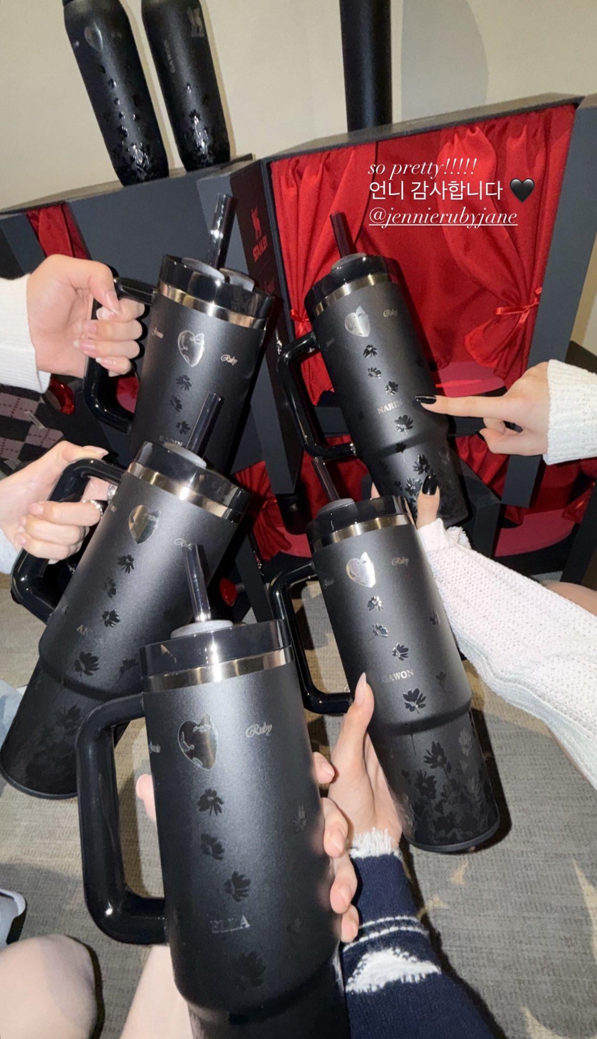 250925 Jennie sent her Stanley collection tumblers to MEOVV, customized with the members' names