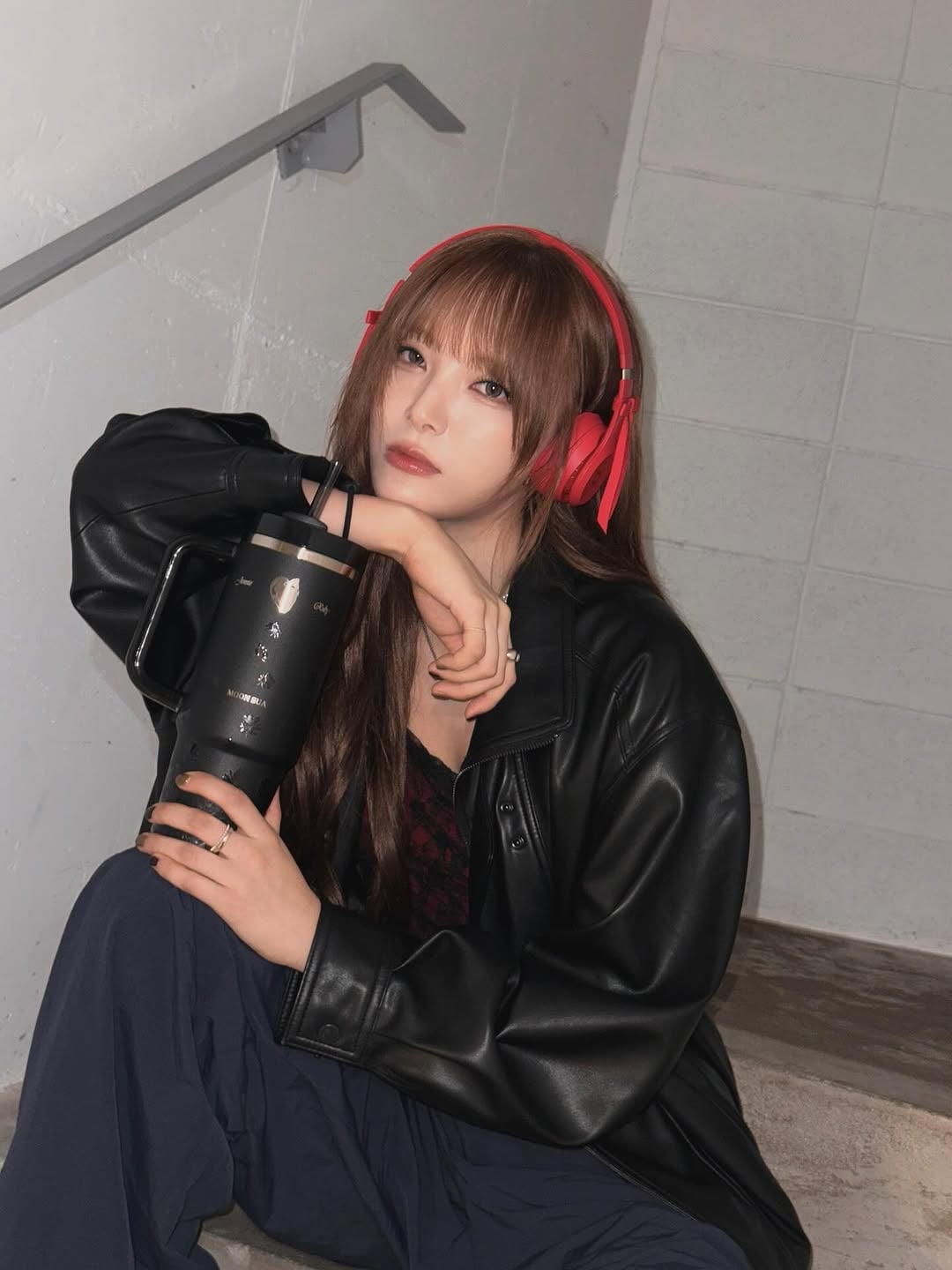 250925 Jennie sent her Beats collab headphones & Stanley collection tumbler to Billlie's Moon Sua