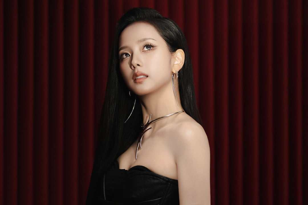 251013 JISOO APP Update | [📸] ‘EYES CLOSED’ MV BEHIND