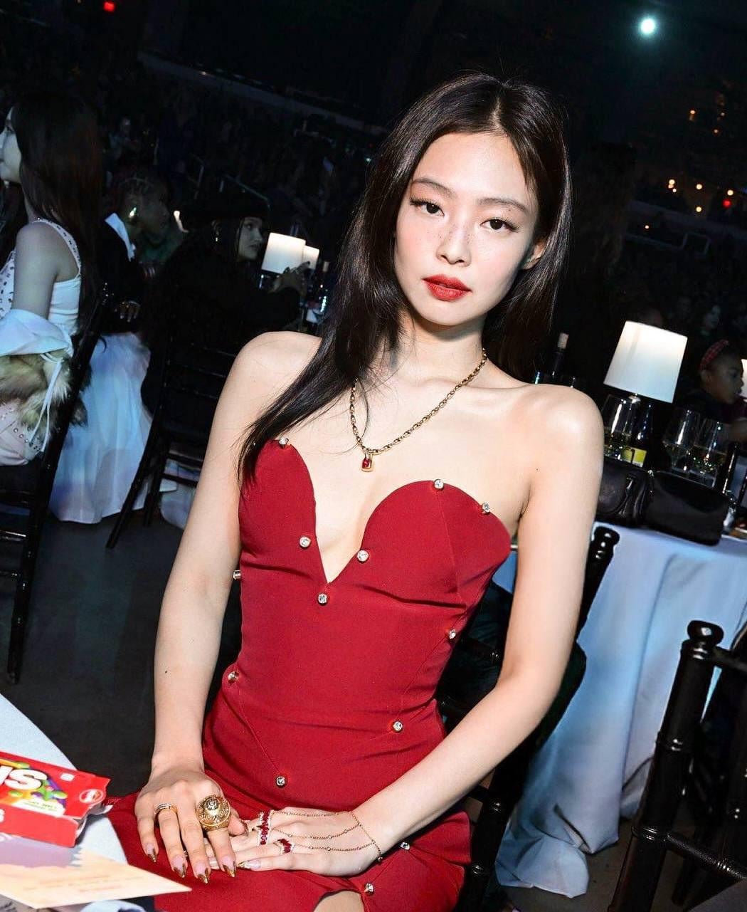 Jennie at the Billboard Women In Music Awards