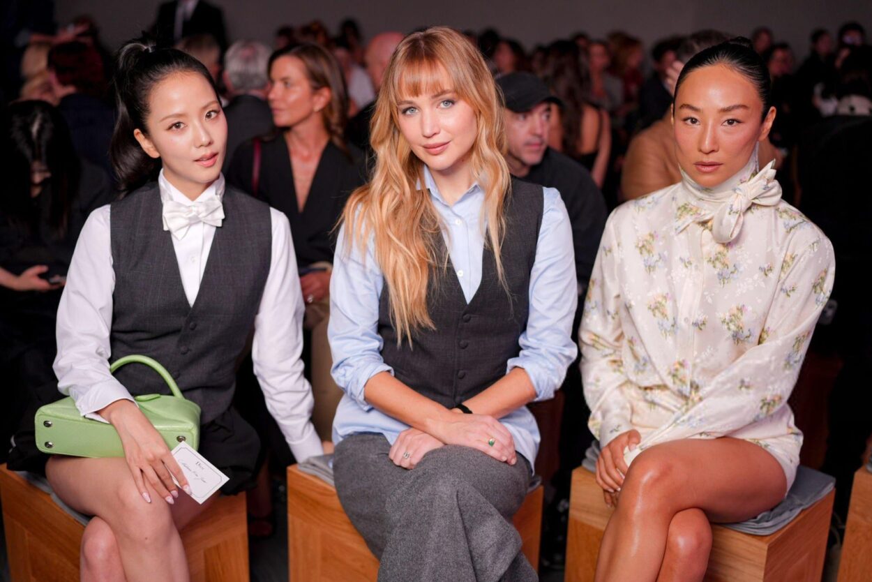 Jisoo w/ Greta Lee &amp; Jennifer Lawrence @ DIOR Paris Fashion Week