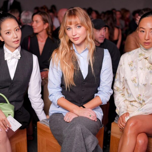 Jisoo w/ Greta Lee &amp; Jennifer Lawrence @ DIOR Paris Fashion Week
