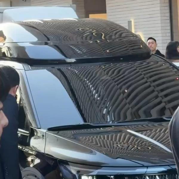 251021 Jisoo arrives at Jisoo x Alo Sunset Sneaker Pop-Up @ ALO Dosan