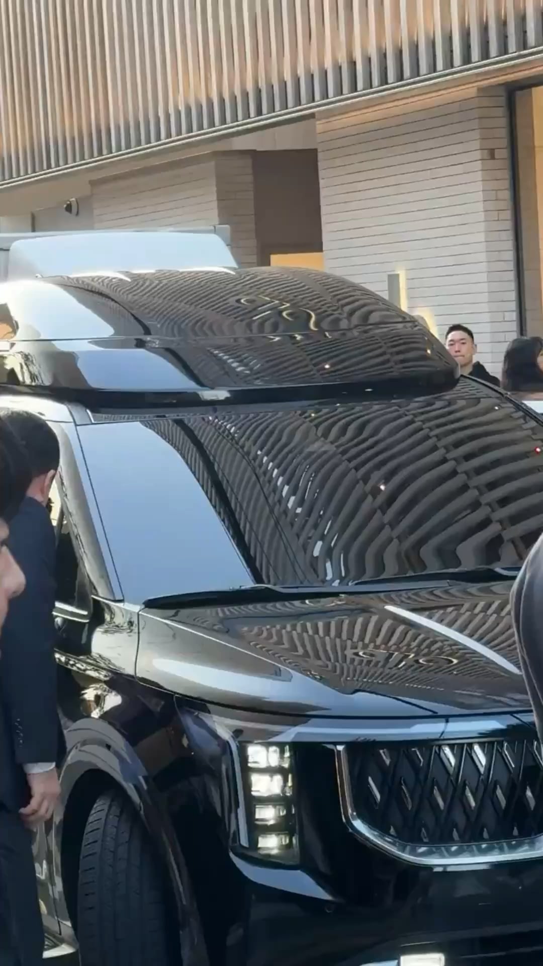 251021 Jisoo arrives at Jisoo x Alo Sunset Sneaker Pop-Up @ ALO Dosan