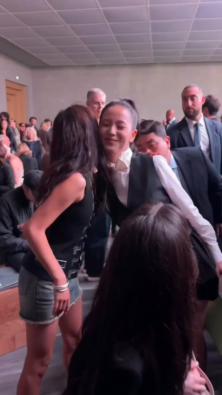 251001 Jisoo w/ Jenna Ortega & Mikey Madison @ DIOR Paris Fashion Week