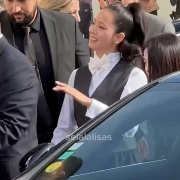 251001 Jisoo arrives @ DIOR Paris Fashion Week