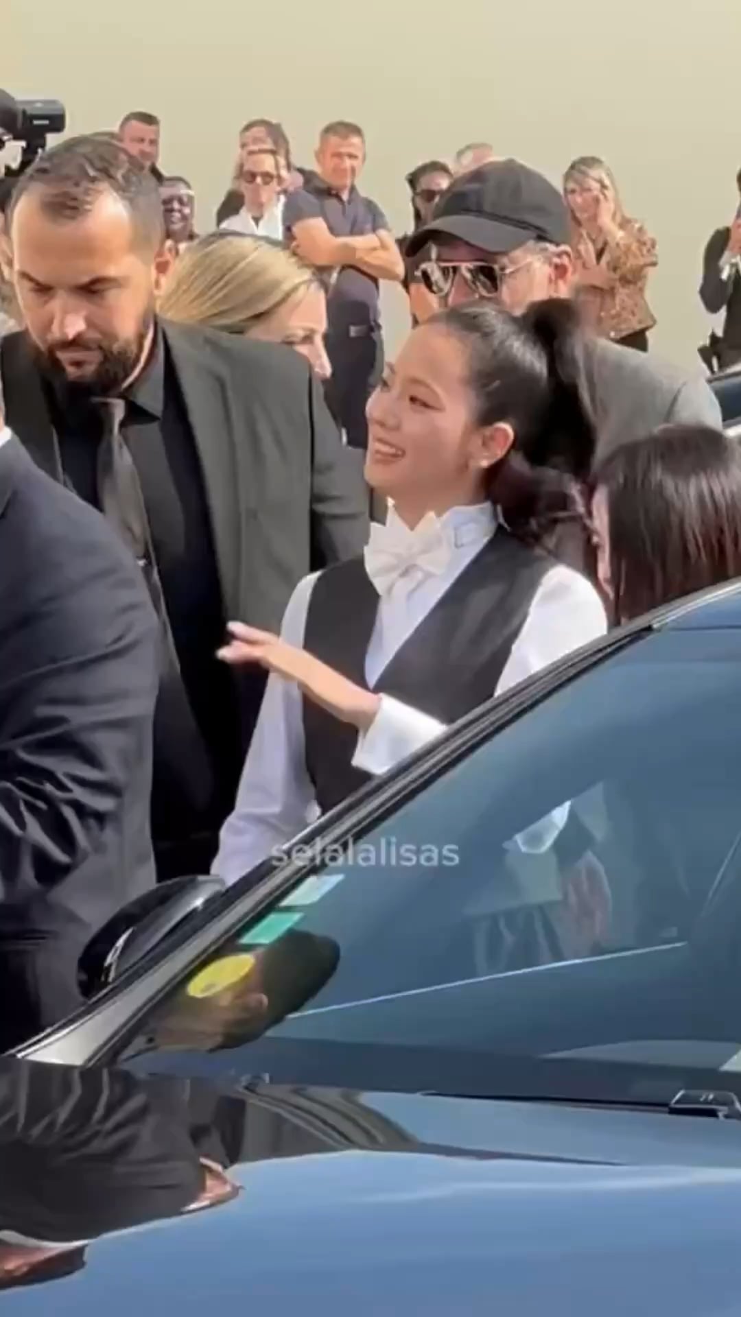 251001 Jisoo arrives @ DIOR Paris Fashion Week