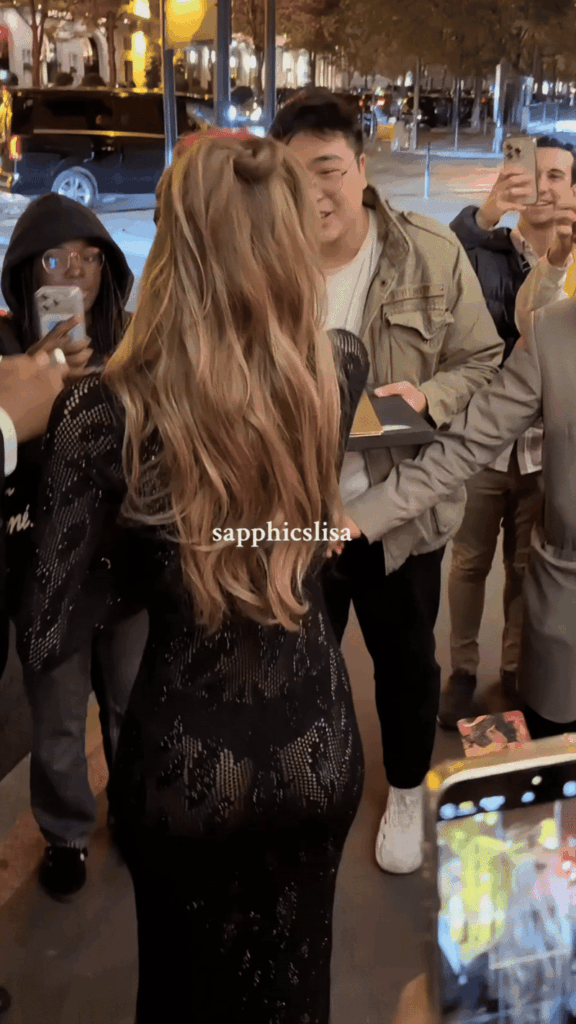 Lisa signs autographs ✍️