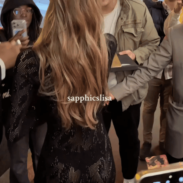 Lisa signs autographs ✍️