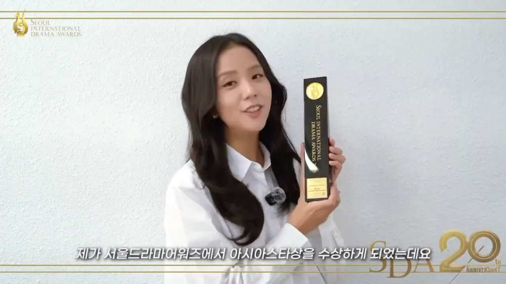 251013 JISOO has received her Seoul Drama Awards’ trophy for ‘Outstanding Asian Star’